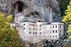 Predjamski grad in Postojnska jama v gore jame Slovenija