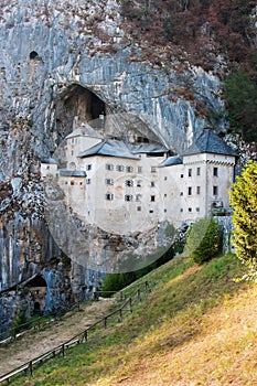 Predjamski grad in Postojnska jama v gore jame Slovenija