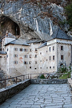 Predjamski grad in Postojnska jama v gore jame Slovenija