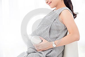 Pregnacy woman put headset on her belly