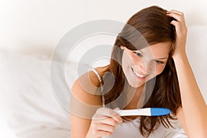 El embarazo feliz sorprendido una mujer 