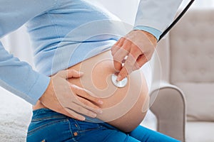 Pregnant woman being on consultation