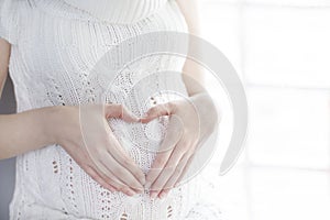 Una donna gonfiarsi gravidanza cuore Viso 