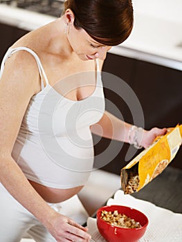 Žena robiť raňajky na 