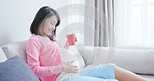 Pregnant woman drink tea