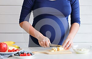 Pregnant woman eat fruit