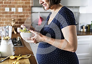 Pregnant woman eat healthy food