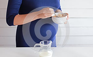 pregnant woman eat wholegrain cereals with milk