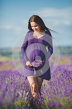 Una donna è un contento colore lavanda 