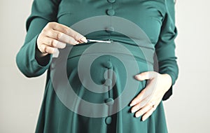 pregnant woman hand pregnancy test