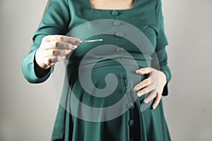 pregnant woman hand pregnancy test