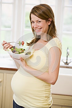 Una mujer en La cocina comer ensalada 