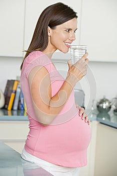 Una mujer en La cocina taza Agua 