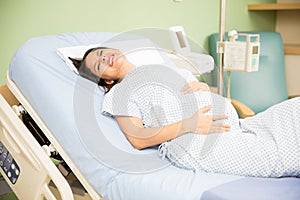 Pregnant woman with labor pains