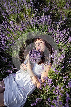 Pregnant woman lies in a field of flowers