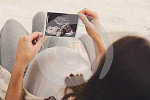 Una mujer mira a su un nino ecografía 