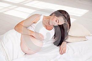 A pregnant woman is lying in bed waiting for the birth of a child