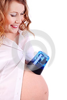 Pregnant woman puts blue flasher on belly photo