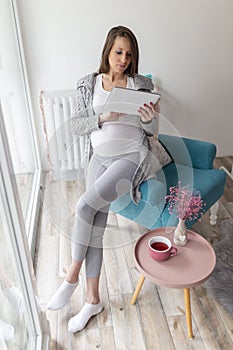 Pregnant woman reading maternity blogs