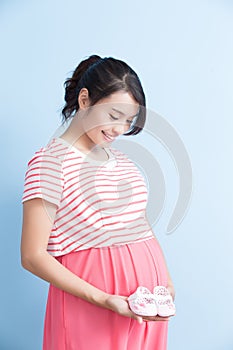 Pregnant woman take shoes