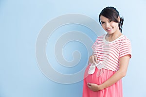 Pregnant woman take shoes