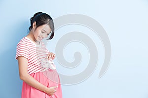 Pregnant woman take shoes