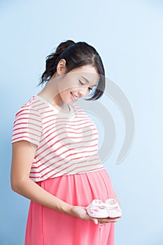 Pregnant woman take shoes