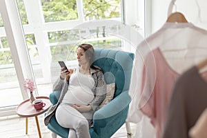 Pregnant woman using a smart phone