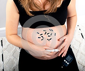 Pregnant woman verifing glycemic index with device for gestational diabetes in pregnancy