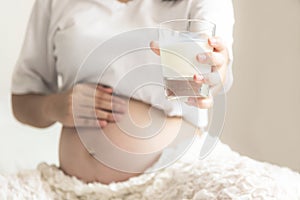 Pregnant women Hold a glass of fresh mil