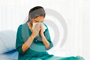 Pregnant women suffer from the flu during treatment for complications in the hospital.