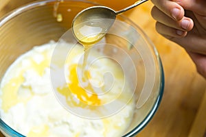 Preparation of baking dough using honey. The sweet kitchen