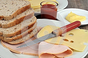 Preparation of a croque-monsieur with its ingredients