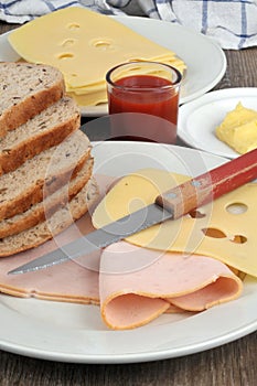 Preparation of a croque-monsieur with its ingredients