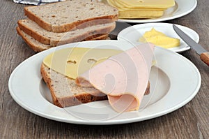 Preparation of a croque-monsieur with its ingredients