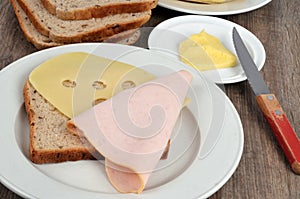 Preparation of a croque-monsieur with its ingredients