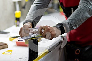 Preparation of cross-country skis serviceman removes paraffin with a scraper removed paraffin on skis