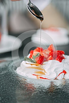 Preparation of the dessert Pavlova