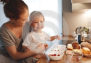 Preparazione da famiglia colazione madre un un bambino un figlio Cucinare mattina 