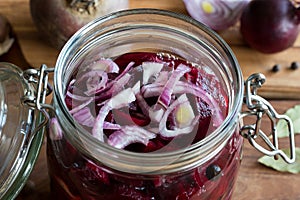 Preparation of fermented beets & x28;beet kvass& x29; in a jar