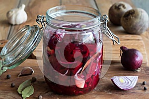 Preparation of fermented beets & x28;beet kvass& x29; in a jar