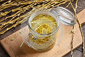 Preparation of herbal tincture from white willow bark