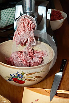 Preparation of minced meat in grinder