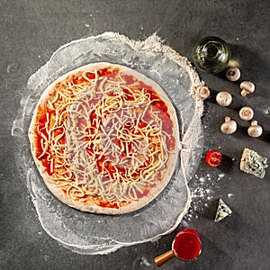 Preparation of neopolitan pizza with cheese
