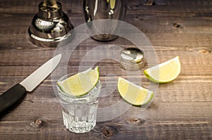 preparation of shot with a lime in a shaker/preparation of shot