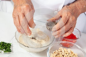 Preparation of the spicy peanut sauce to accompany the traditional patties called empanadas de pipiÃ¡n