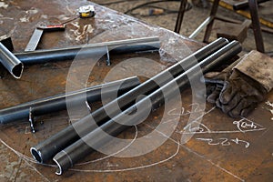 Preparation of steel assemblies on table