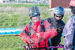 Preparation of tandem paraglider for the first flight