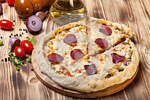 Prepared pizza with smelted cheese