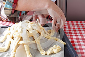 Preparing baking basket from dough